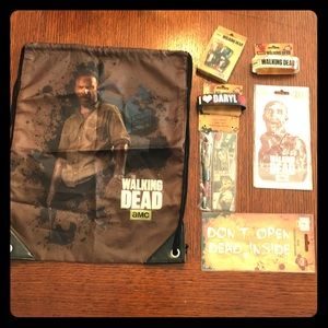 The Walking Dead (bag) arm band, playing cards...